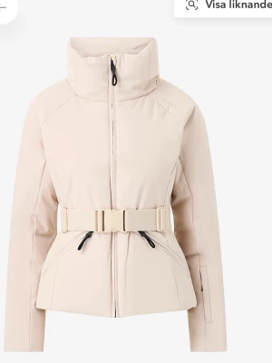 Skidjacka från AIMN - Beige skidjacka från AIMN i storlek S. Färg: cafe au lait. Använd vid två tillfällen. ⛷️🩷