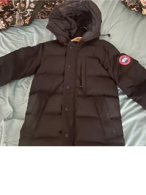 Vinterjacka canadagoose - Mycket fin jacka säljer pågrund av att den är för liten på mig det finns hål i fickan som inte är synligt och ett annat hål som jag har fixat hos skräddaren så det syns inte heller jackan är äkta och jag vill ha den för 800kr