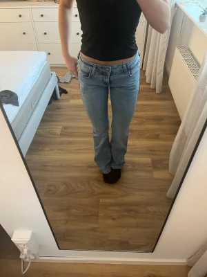 Low waist bootcut jeans - Nästan helt nya low waist bootcut jeans från Lee som är använda 2 gånger. Stretch material och väldigt sköna. Storlek L:29 W:25. Nypris: 1 099kr.  Mitt pris: 399kr. Kan ta emot bud vid seriöst intresse😊