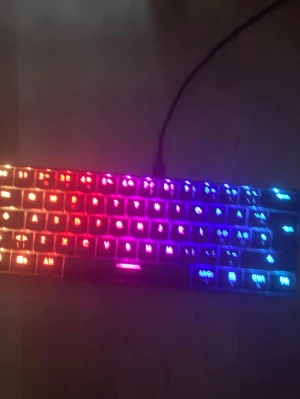 Deltaco Gaming RGB Mekaniskt Tangentbord - Kompakt mekaniskt tangentbord från Deltaco Gaming med RGB-belysning . Tangenterna lyser i flera färger och tangentbordet är i gott skick. Perfekt för gaming och skrivbord med begränsat utrymme.