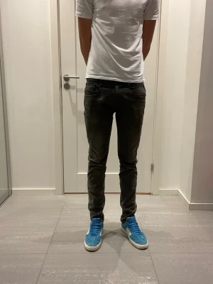 Replay Anbass Jeans - Säljer nu dessa Replay Anbass jeans, W31 o L32, skriv för fler bilder/frågor🙌🏼