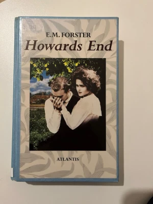 Howards End - En klassisk roman om systrarna Schlegel som älskar kultur och samtal, och deras möte med den affärsinriktade familjen Wilcox. En berättelse om relationer, olikheter och att våga bry sig om det verkliga livet. Perfekt för dig som gillar djupa karaktärer och tankeväckande teman.