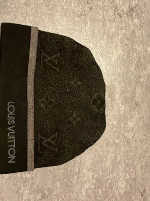 Svart mössa - Fin svart mössa som jag ej har någon användning till något mer.