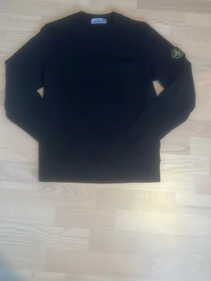 Svart Stone island sweatshirt - Hej säljer denna äkta Stone island sweatshirten som bara har vart tvättad en gång och använd en gång original pris 3,000kr. Fråga om bilder så skickas det. Den är såklart äkta. Storlek S. Och är köpt från NK- Nordiska Kompaniet