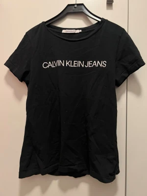 Calvin Klein jeans tröja - Fin Calvin Klein jeans tröja i storlek M. Knappt använd i så super fint skick.