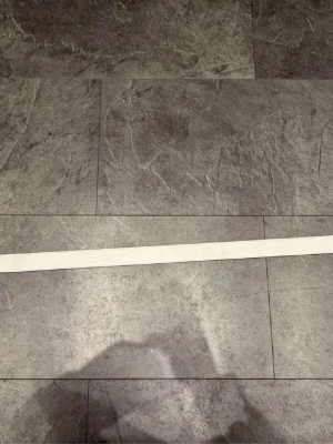 Vit och svart skärp med H-spänne - Säljer ett stilrent vändbart skärp i vitt och svart med ett stort metalliskt H-spänne. Skärpet är gjort i präglat skinn och har en bred design som sticker ut. Perfekt accessoar för att lyfta din outfit.