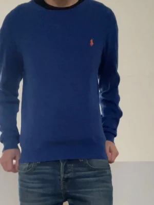 Blå Ralph Lauren tröja - Säljer en sjukt fet stickad tröja från Ralph Lauren i färgen blå. Tröjan är i bra skick då den har tagits väl hand om och sitter i strl M fast den är egentligen i strl L. Hör gärna av er vid frågor elr funderingar!!