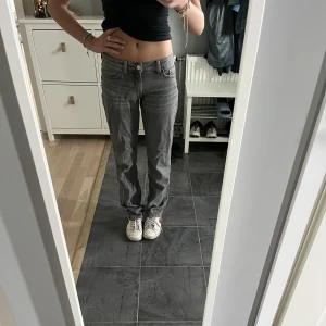 Arrow low waist jeans - Super snygga gråa jeans i modellen low waist arrow ifrån weekday. Dom sitter super snyggt men tyvärr kommer dom inte till användning. Dom är i storlek 25/32 men kan nog passa även 26/32