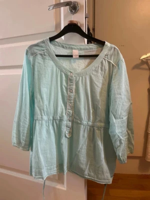 Turkos blus   - Jätte fin turkos blus från Vila i storlek L, dock liten i storlek så skulle passa någon som är runt M. Har även ett band som man kan knyta i bak, otroligt fin😍