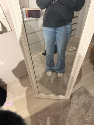  ljusblå bootcut jeans från gina young  - Säljer ett par ljusblå bootcut jeans från gina young. Klassisk femficksmodell och normal passform. Jeansen har en snygg tvätt och är tillverkade i mjukt denimtyg. 