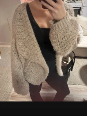 Beige stickad kofta Vero Moda - Mysig och oversized beige stickad kofta med stora ärmar, toppen skick! Super söt men kommer ej till användning💓💓