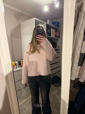 Ljusrosa stickad tröja Gina Tricot - Supermysig ljusrosa stickad tröja från Gina Tricot. Modellen är croppad med bred ribbad kant nedtill och vid ärmslut. Tröjan har en relaxed fit och rund halsringning. Perfekt till jeans eller kjol för en chill look.