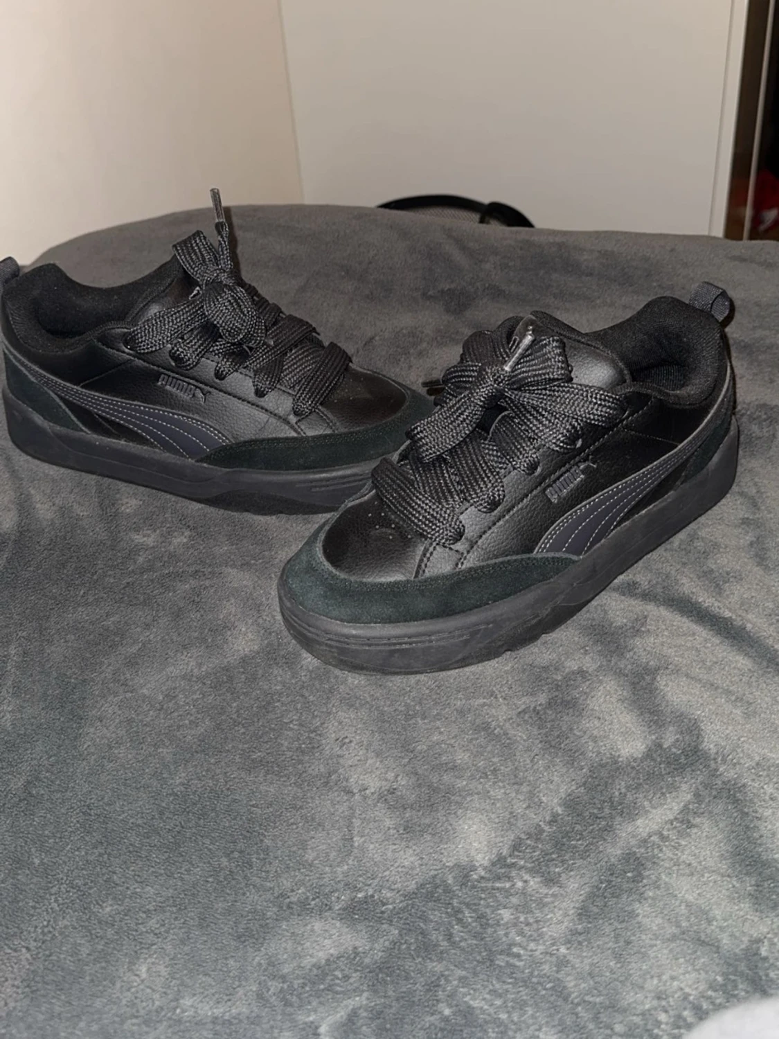 Svarta Puma sneakers i skinn och mocka - 3