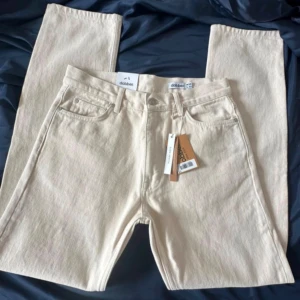 Dobber ”ljusbeige” jeans 30/32 - •Helt nya vitbeige (light ecru) jeans från dobber med prislapp kvar. •Modellen: (ante straight fit) rak passform i 30/32. Jätteskönt material i 100% bomull. Köptes för ~800 kr.