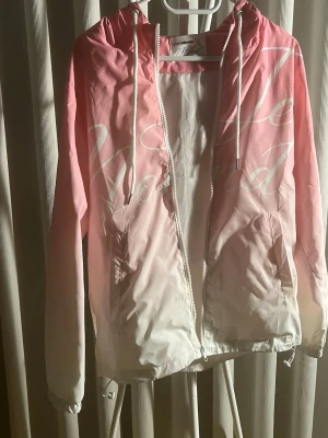 Vindjacka från Jemond Clothing - Säljer min nya windbreaker ifrån Jemond, säljs pågrund av att den är för liten för mig, endast prövad helt nytt skick! Storlek S, perfekt för vindiga dagar, Hör av er vid minsta fundering!