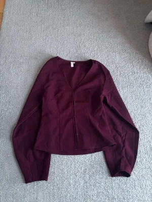 Nelly blus  - Säljer denna vinröda blusen ifrån Nelly, den är helt ny har dock tagit bort prislappen då jag trodde den skulle komma till användning men har inte gjort. Den är i st Xs.