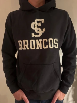 Broncos hoodie  - Broncos hoodie, helt ny, taggar och prislapp finns. Storlek: S, passar mer som M. Nypris i butik 1200 kr. Mitt pris 699 kr 