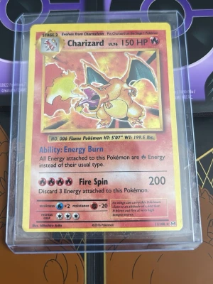 Charizard rewers hallow  - Bilden visar ett Charizard Pokémonkort Stage 2 collie 