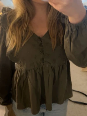 Blus - INTRESSEKOLL på denna gröna blusen💞💞