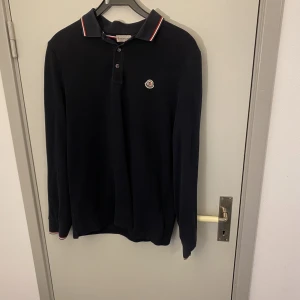 Moncler pike - Säljer nu min Moncler långärmade piketröja,   - Storlek L  - Skick 8,5/10  - Fårg blå - Pris 1199