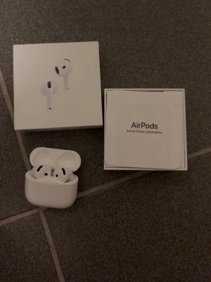  AirPods gen 4  - Säljer ett par Apple AirPods gen 4 med aktiv brusreducering (ANC). Komplett med originalkartong och laddningsetui. Hörlurarna och fodralet är i mycket fint skick utan synligt slitage.