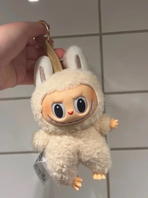 Lafufu - Lafufu i en jättefin färg. Kommer inte ihåg vad färgen heter men sällsynt och populär. Suttit på en väska som inte har använts. Toppen skick förutom att nosen har tappat lite färg vilket den redan hade gjort vid öppning av orginalförpackningen. Orginalförpackningen finns inte kvar, tyvärr!