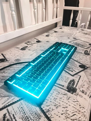 Razer Ornata V3 X - Razer Ornata V3 X gamingtangentbord med RGB-belysning och numerisk del. Slimmad design och handledsstöd för extra komfort. Tangentbordet är i mycket fint skick utan synliga defekter eller slitage. Perfekt för både gaming och arbete. Handledsströdet är dessutom helt oanvänt.