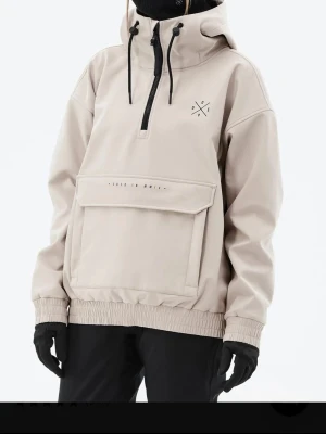 Beige anorak från Dope färgen SAND - Säljer en beige skidjacka/snowboardjacka från Dope med huva i storlek XS. Jackan har stor magficka med lock, elastiska muddar och vädring under armarna. Finns även ficka för liftkort på armen. Den är endast använd i en vecka så den är i mycket fint skick. 