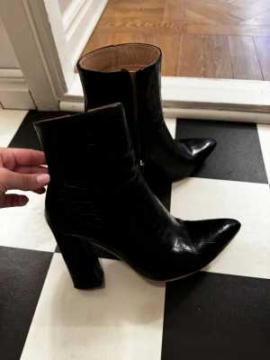 Svarta boots  - 12 cm klack och väldigt bra skick 