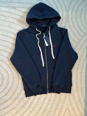 Ralph Lauren tröja - Snygg Ralph lauren tröja, helt oanvänd!! Storlek L men sitter typ som S M. Har av dig för fler frågor!!