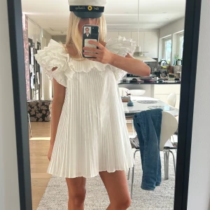 Vit student klänning med volang - Selling this gorgeous white pleated dress from Zara old collection. Perfect for student graduation, size S but it can also fit a size M. Amazing condition! I will be posting this via Royal Mail tracked delivery from England which will take around 10 days to arrive to Sweden. Shipping costs included in price- message me for any questions and check my bio 💖🎓