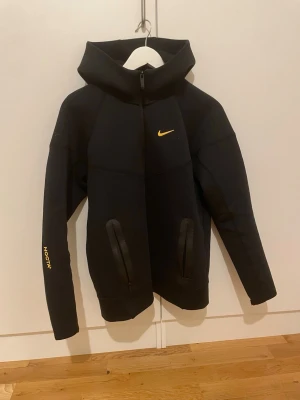 Nike nocta kofta  - Säljer en nike nocta storlek M passar även storlek S  kofta för att jag vill köpa en annan färg 
