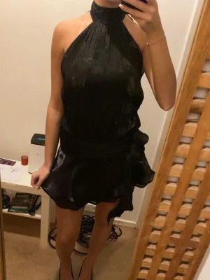 Fest klänning - Endast använd en gång, storlek S, nyskick, från ginatricot. Superfin klänning som passar till allt. Bra i längden på mig som är 169cm. Perfekt i storleken. Slutsåld 