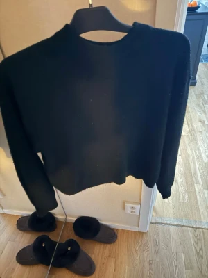 Svart stickad tröja från H&M XS - Enkel svart stickad tröja från H&M i storlek XS. Tröjan har rund halsringning, lång ärm och en klassisk rak passform. Perfekt att slänga på sig när det är kyligt ute och funkar till allt.