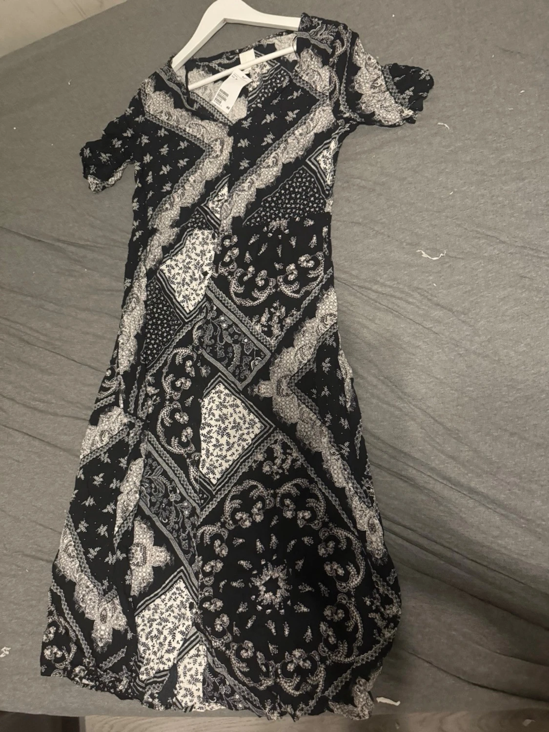 Svart långklänning med vit mönster - 1