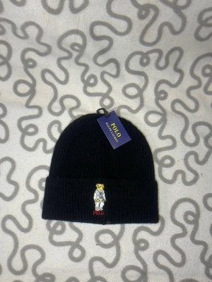 En mössa från Ralph lauren - En jätte fin svart mössa som du kan använda under vintern❄️