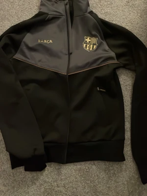 FC Barcelona zip up - En zip up tröja köpt i barcelona, aldrig använd så i fint skick!