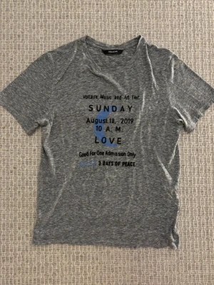 Grå t-shirt från Zadig & Voltaire - Tja! Säljer en riktigt snygg t-shirt ifrån Zadig & Voltaire | Storlek M | Hör av er vid minsta lilla fundering 🙌