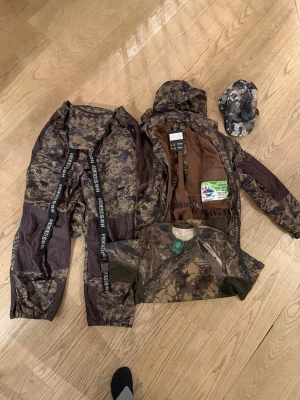 Helt nytt Jaktställ  - Jaktställ med byxa, jacka, mössa och funktionströja. Varmt. Helt nytt. 5XL men mer som en XXL