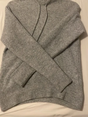 Kashmir hoodie från carmés - Använd fåtal gånger då den är för liten för mig, (jag är 172,60kg). Nypris ligger på runt 1300-1500. Men då den bara hänger i min garderob vill jag helst få bort den.                                  Startpris är 600 men priset är inte hugget i sten ännu.