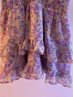 Blommig volang kjol - Fin somrig kjol med blommönster. Perfekt för dig som vill ha en modern och somrig look. Använd max 2 gånger så extremt fint skick. Pris kan diskuteras💗