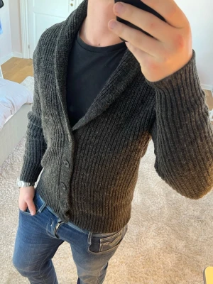 Stickad Cardigan  - Cardigan | Mycket bra skick | Size - S | Pris 399 | Hör av dig vid minsta fråga eller fundering📩