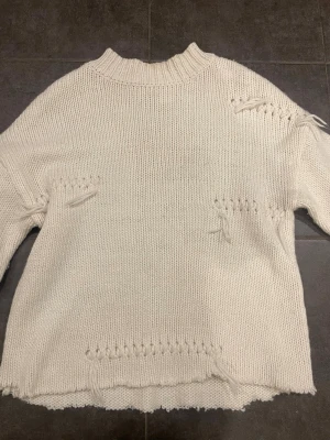 Zara tröja stickad  - Jättefin tröja från zara köpt på Vinted med lite fina detaljer🎀🎀