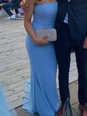 Balklänning oh polly - Ljusblå axelbandslös långklänning - Min fina balklänning från Ohpolly, haft på mig den endast på balen en gång. Sueperfin elegant kläning med fina pärlor på. Superfin ljusblå färg, dröm✨