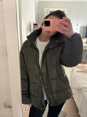 Jacka  - Oliv grön jacka från Carin Wester. Den är super skön och väldigt varm!! ❤️❤️
