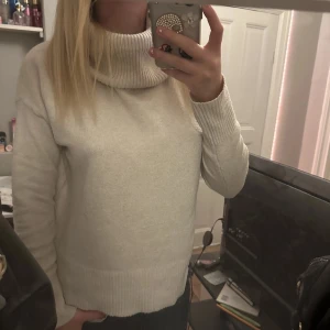 Beige stickad polotröja - Säljer denna så fina beiga stickade polo tröja från Vera Moda. Perfekt nu till vintern då den är varm💕