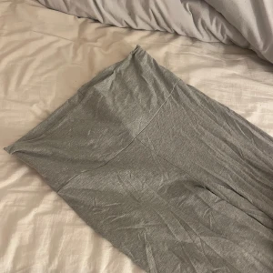 Yoga pants - Yoga pants i storlek 170, har ett litet hål bak men inget som syns då man viker ner dom.