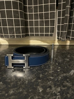 H bälte  - Ett fint h bälte med klassiskt H buckla.  de kommer med hål tång 