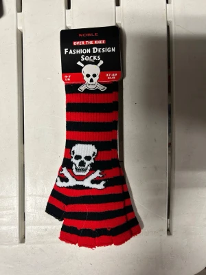 Fingerlösa vantar i onesize. - Helt nya fingerlösa vantar i svart/rött. Storlek onesize.