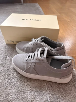 Arigaro sneakers - Snygga skor ifrån Arigato i storlek 35. Endast testade inomhus. 🙌
